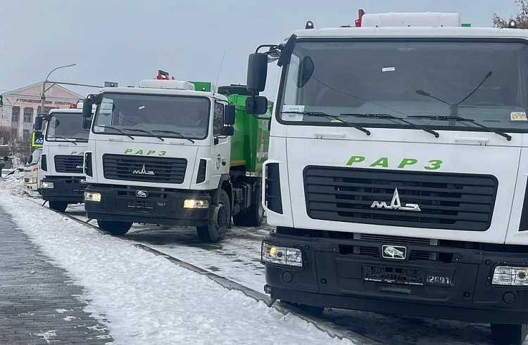Три новые машины по вывозу мусора получил Большой Камень